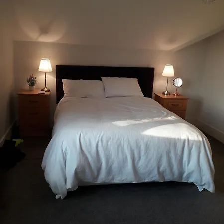 Mature 4 Bedroom With Relaxing Garden And Wonderful Views * קרלו