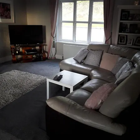 בית נופש Mature 4 Bedroom With Relaxing Garden And Wonderful Views *