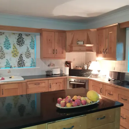 Mature 4 Bedroom With Relaxing Garden And Wonderful Views *