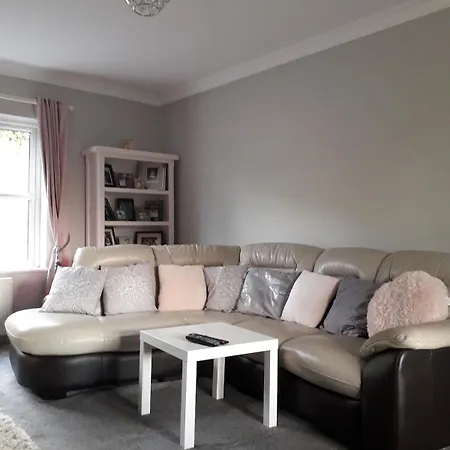 בית נופש Mature 4 Bedroom With Relaxing Garden And Wonderful Views *