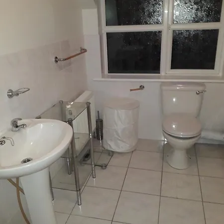 בית נופש Mature 4 Bedroom With Relaxing Garden And Wonderful Views קרלו