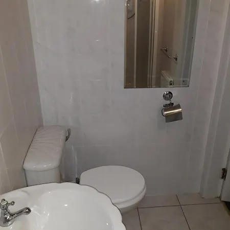 Mature 4 Bedroom With Relaxing Garden And Wonderful Views בית נופש