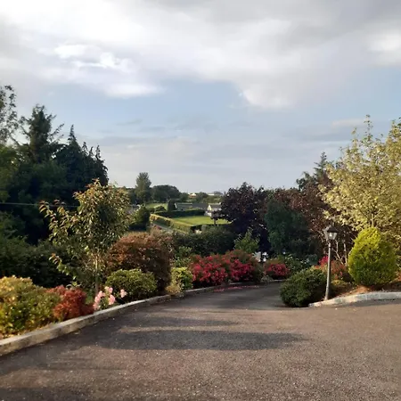 Mature 4 Bedroom With Relaxing Garden And Wonderful Views 펜션 *