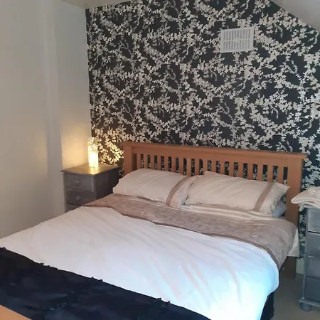 Mature 4 Bedroom With Relaxing Garden And Wonderful Views * קרלו