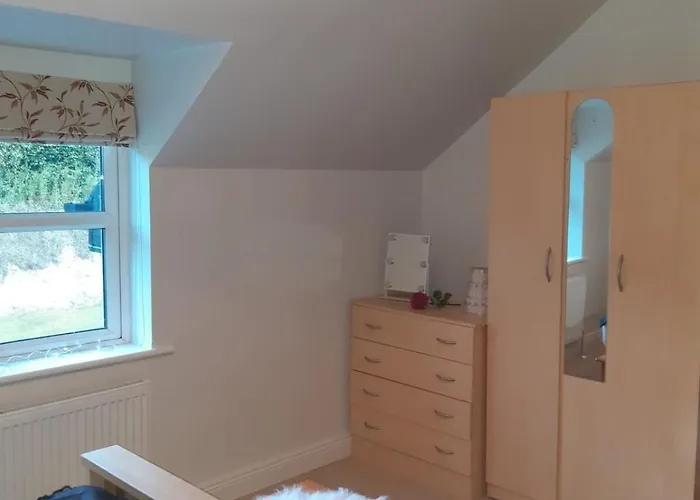 Mature 4 Bedroom With Relaxing Garden And Wonderful Views Hébergement de vacances