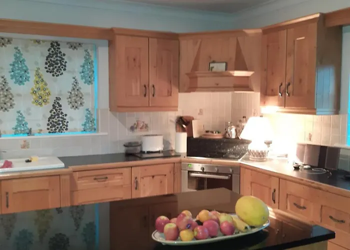 Mature 4 Bedroom With Relaxing Garden And Wonderful Views *