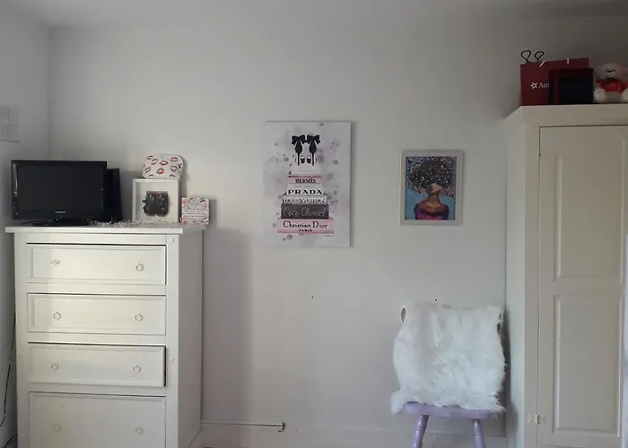 Mature 4 Bedroom With Relaxing Garden And Wonderful Views Hébergement de vacances