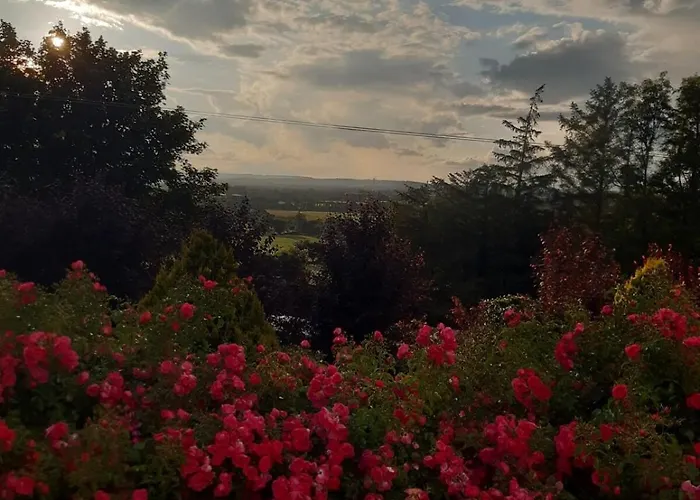 Mature 4 Bedroom With Relaxing Garden And Wonderful Views Hébergement de vacances