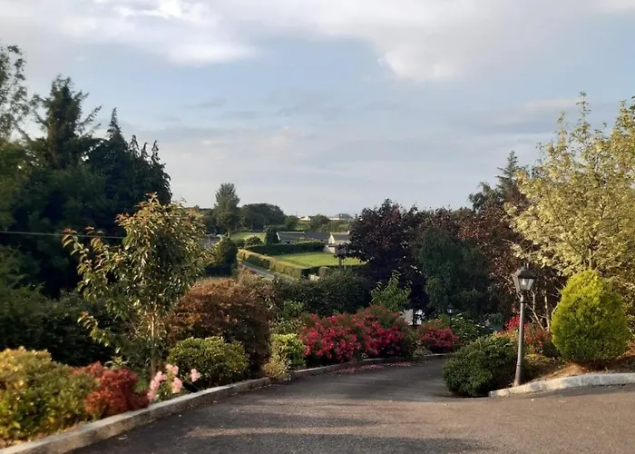 Mature 4 Bedroom With Relaxing Garden And Wonderful Views Hébergement de vacances *